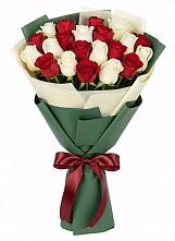 Букет Микс из красных и белых роз в Лодейном Поле