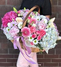 Композиция солнечный день в Лодейном Поле Цветочная композиция из Розы, Хризантемы, Пионы и Лизиантусы в корзине в Лодейном Поле