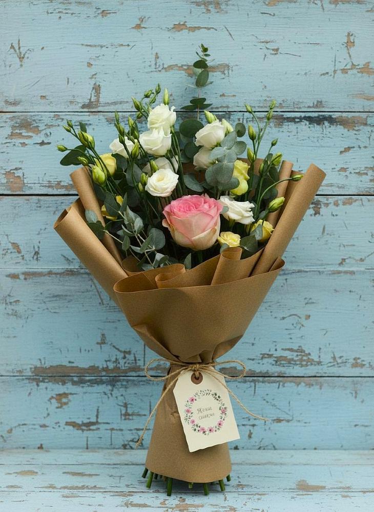 Букет цветов из: Розы и Лизиантусы в Лодейном Поле