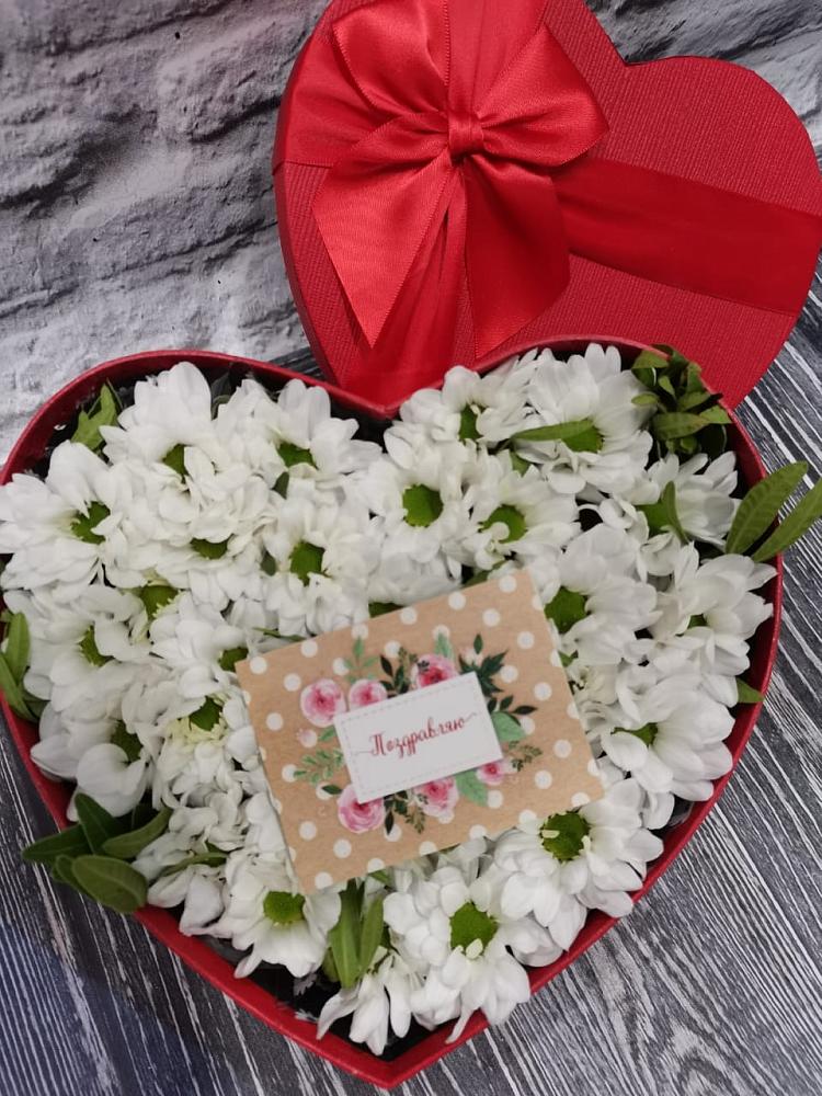 Цветочная композиция из Хризантемы в виде сердца в Лодейном Поле