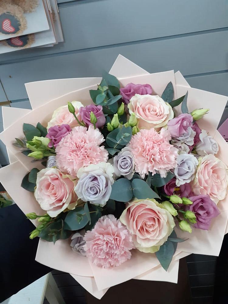 Букет цветов из: Розы, Гвоздики и Лизиантусы в Лодейном Поле