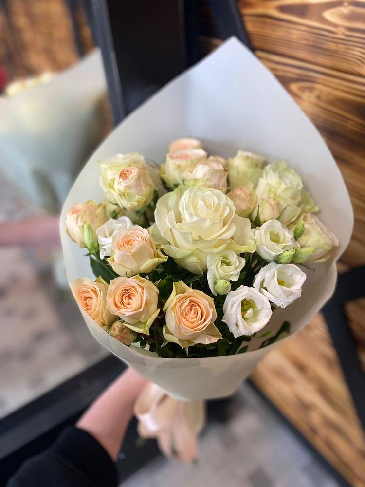 Букет цветов из: Розы и Лизиантусы в Лодейном Поле