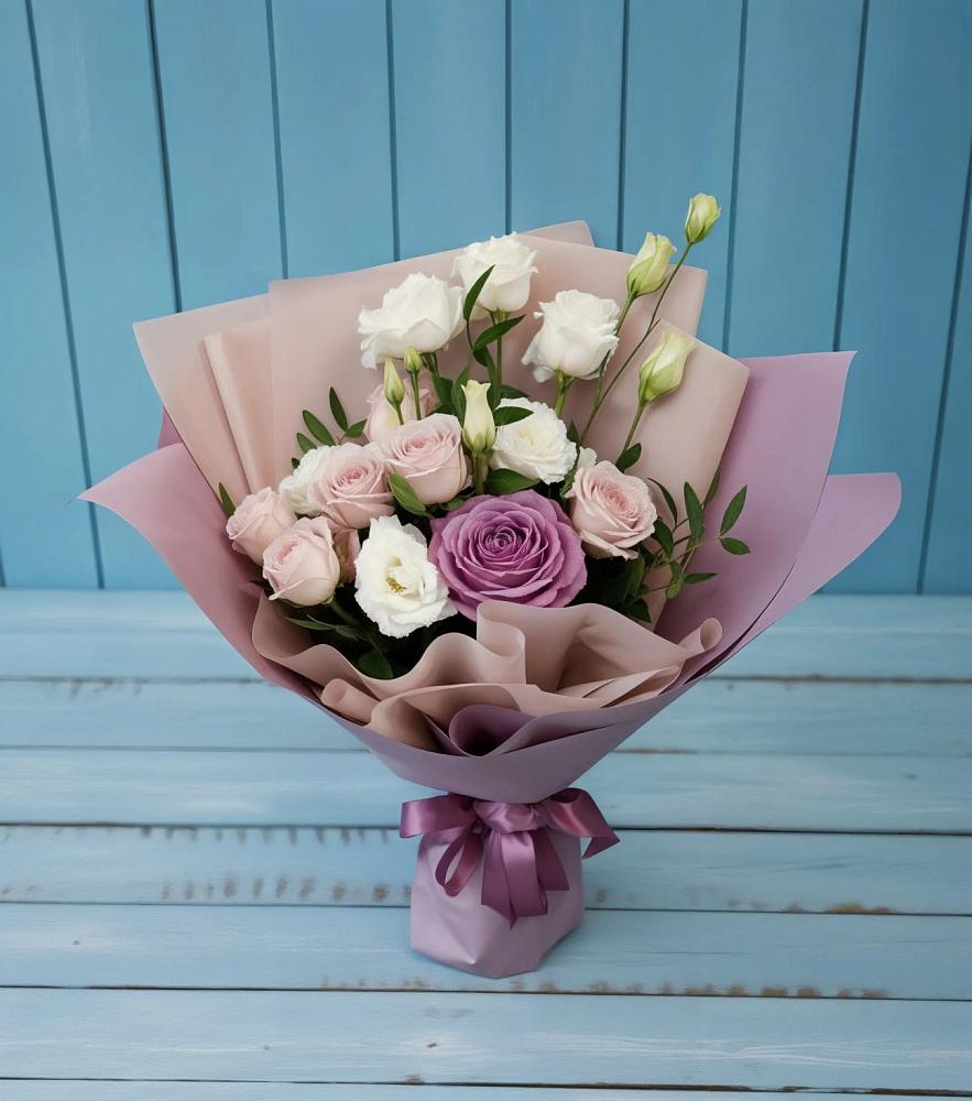 Букет цветов из: Розы и Лизиантусы в Лодейном Поле